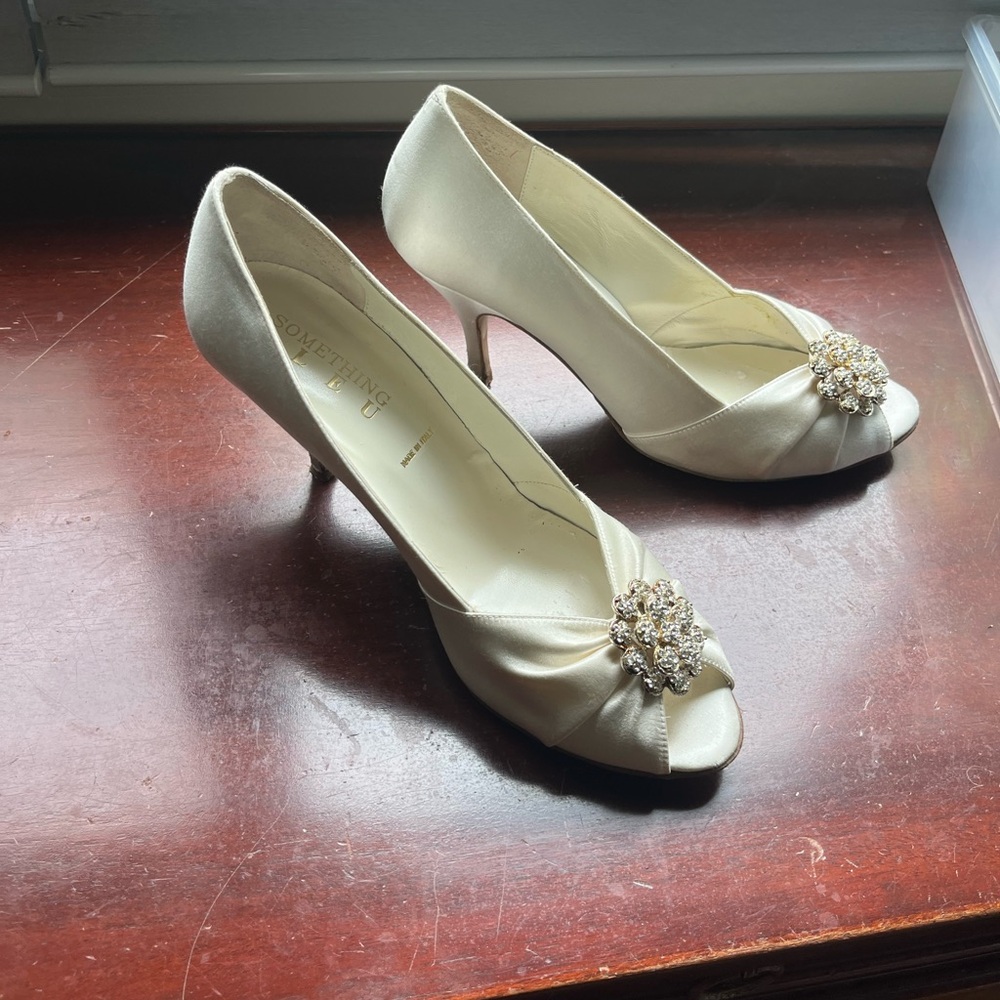 Elegant Ivory Peep-Toe Heels with Embellishment size 10 Something Bleu